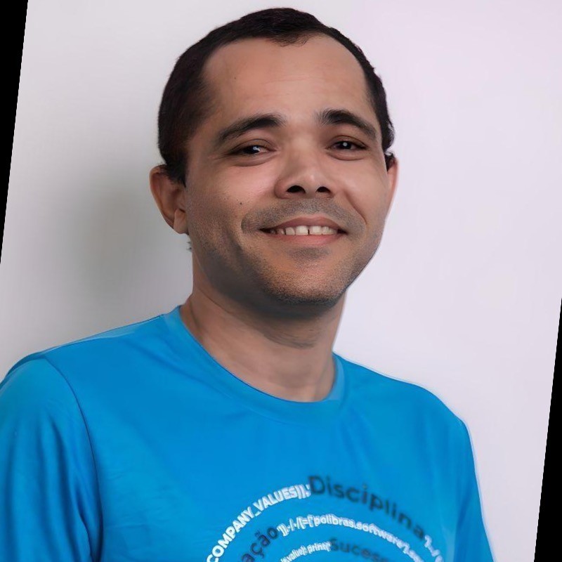 Foto de Rony de Freitas, aluno do curso de Customer Discovery em Dual-Track, um homem branco de cabelo preto curto e uma camiseta azul.
