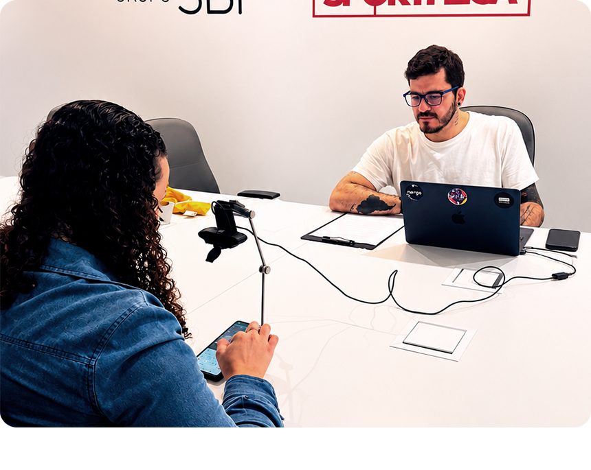 Edu Agni aplicando teste de usabilidade mobile em uma consultoria em pesquisa e estratégia de design.